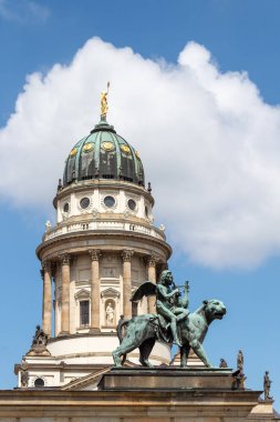 Neoklasik meydanı hem Berlinliler hem de turistler tarafından sevilen Picturesque asfaltı döşedi. Deutscher (1785) ve Franzosischer Dom (1701) Berlin 'in bu güzel bölgesinde yaşamaktadır..