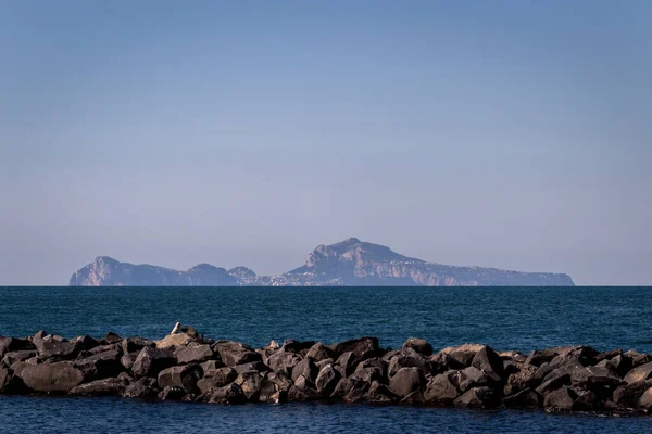 Capri adasında deniz manzarası. İtalya.