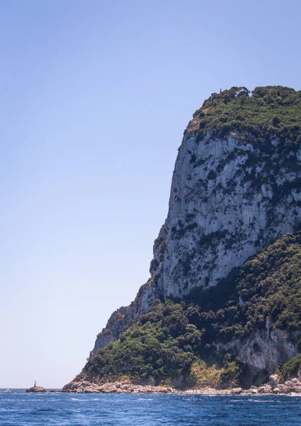 Capri adasında deniz manzarası. İtalya.