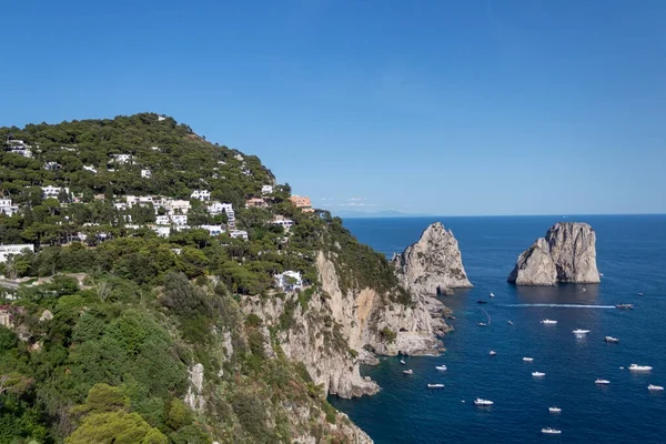 Capri Adası Nda Faraglioni Sallanıyor — Stok fotoğraf