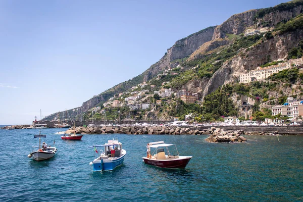 Bela Costa Amalfi Positano Cidade Pequenos Barcos Pesca Perto Costa — Fotografia de Stock