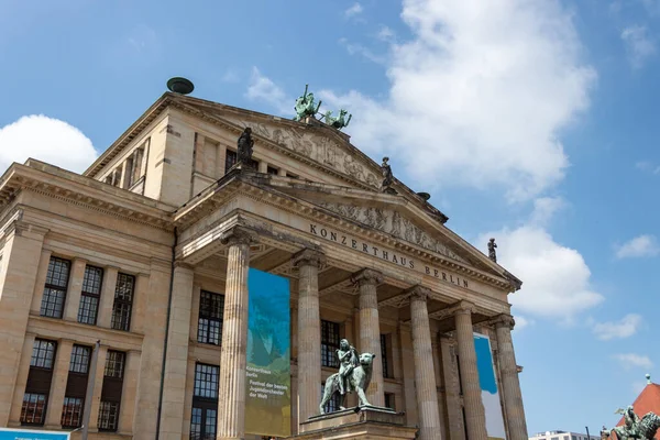 Berlin - 17 Temmuz 2019 Jandarma Markı - Berlin 'in Tarihi Mitte Bölgesi' nde Konzerthaus Berlin.