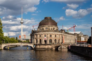 Berlin 'deki Mavi Gökyüzü Bode Müzesi' ne karşı