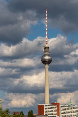 Alexanderplatz 'daki Berlin TV kulesi, TV Kulesi' ndeki güzel manzara.