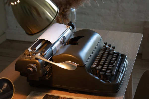 Alte Schreibmaschine Telefon Und Lampe Auf Dem Schreibtisch Stockbild