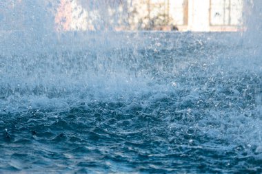 Su akıntısı yere sıçrıyor