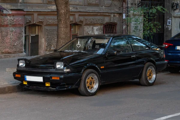 Nissan Silvia S12 στο φεστιβάλ χαμηλής ανεξαρτησίας Nissan Silvia S12 στους προσαρμοσμένους τροχούς. Πέσε κάτω. Χαμηλά αυτοκίνητα. — Φωτογραφία Αρχείου