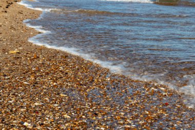 Karadeniz kıyısı, sahildeki manzara, kumlu uçurum ve güneşli yaz gününde tek bulutlu mavi gökyüzü. Sanzhiika, Odessa bölgesi, Ukrayna.