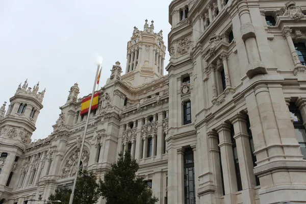Şimdi Madrid Belediye Binası. Cibeles Sarayı - eski haberleşme sarayı,
