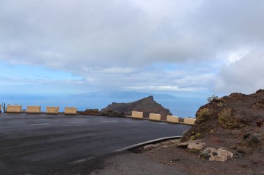 Macizo de Teno dağlarının panoramik manzarası Tenerife, Kanarya Adaları 'ndaki Masca köyüne giden kıvrımlı yollar.