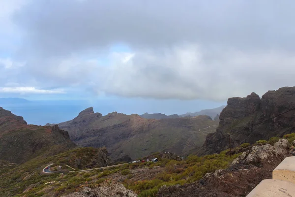 Tenerife 'nin yeşil ağaçları ve eşsiz manzaralı dağlık arazisi