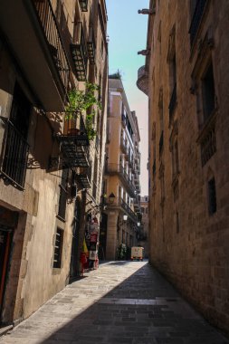 BARCELONA, İspanya - 24, 2019: Barcelona sokaklarının eski ortaçağ mimarisi