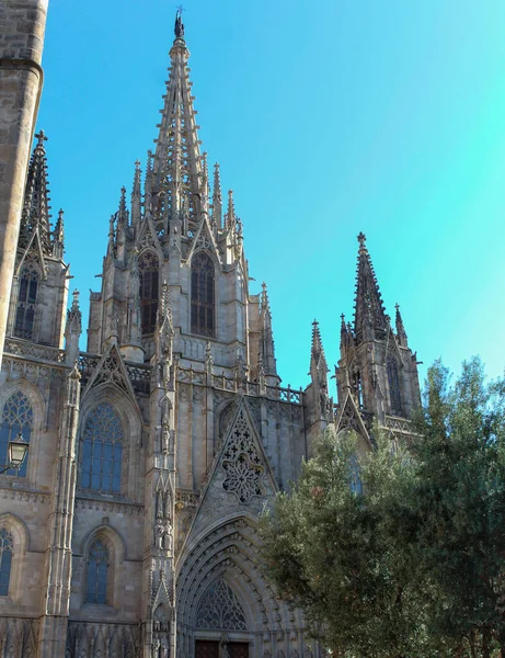 バルセロナ,スペイン- 2019年10月24日:ゴシック様式のカトリック大聖堂ファサード尖塔バルセロナカタルーニャスペイン。これが主な尖塔です。. — ストック写真