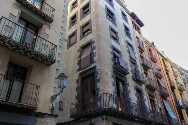 BARCELONA, ŠPANĚLSKO - ZZÚ 24, 2019: Stará architektura ulic Barcelony — Stock fotografie