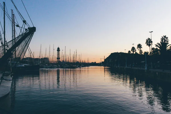 Al atardecer vista de yates en el Port Vell en Barcelona, España. — Foto de Stock