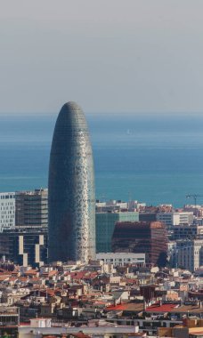BARCELONA, SPAIN - 25, 2019: Barcelona 'nın finans bölgesinde Torre Agbar, 15 Ağustos 2010.00' da Barcelona 'da 38 katlı kule
