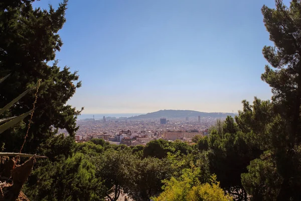 Panoramiczny Widok Barcelonę Zieleń Pierwszym Planie Morze Śródziemne Tle — Zdjęcie stockowe
