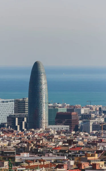 BARCELONA, SPAIN - 25, 2019: Barcelona 'nın finans bölgesinde Torre Agbar, 15 Ağustos 2010.00' da Barcelona 'da 38 katlı kule