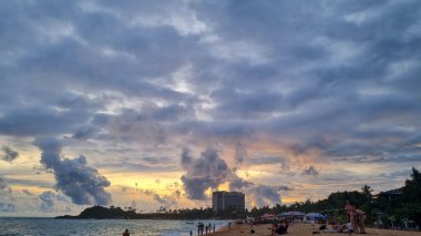 Sri Lanka 'da güzel bir gün batımı. Güneş ufukta erir ve doğa günün son başyapıtını resmeder.
