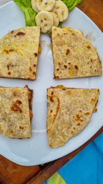 Buğday lapası Maida pilavı Dosa roti chapathi, Hindistan cevizi soslu Güney Hint yemeği. Kahvaltı için yemek yapmak kolay. Krep Andhra Pradesh 'te buğdaydan yapılır, Karnataka, Kuzey Hindistan Panjabi