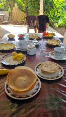 Puri Bhaji Kuzey Hindistan puri ile alu bhaji alu sabji, baharatlı patates tarifi. Kahvaltı: toptan undan yapılmış kızarmış ekmek, Sri Lanka.