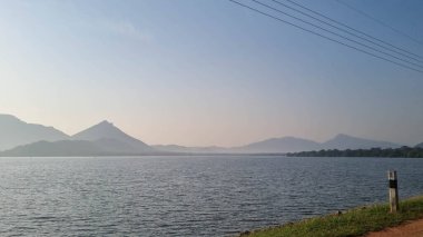 Dambulla kasabası yakınlarındaki merkez Sri Lanka 'daki tank şelale sisteminin bir parçası olan su seviyesinde çağlayanlar.