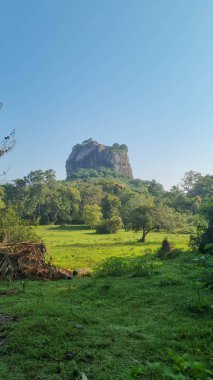 Iconic Sigirya Kayası yemyeşil ile çevrili..