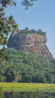 Iconic Sigirya Kayası yemyeşil ile çevrili..