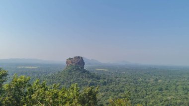 Iconic Sigirya Kayası yemyeşil ile çevrili..