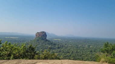 Iconic Sigirya Kayası yemyeşil ile çevrili..