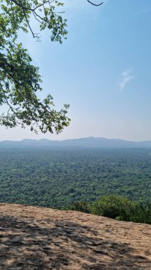 Pidurangala Kayası 'nda bereketli yeşilliklerle dolu Rocky manzarası gündüz vakti doğanın güzelliğini gözler önüne seriyor.