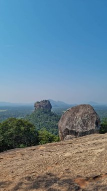 Iconic Sigirya Kayası yemyeşil ile çevrili..
