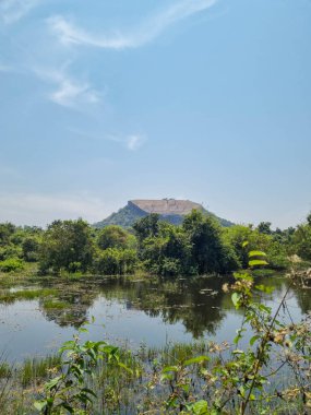 Pidurangala Kayası Thalkote Gölü, Sri Lanka 'dan izlendi.