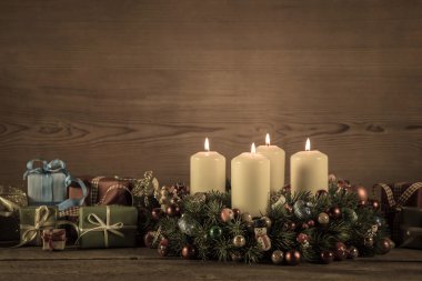 Advent çelenk veya taç ile bir fiş için Noel hediyeleri.