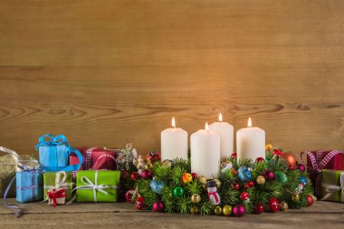 Noel hediyeleri ve advent çelenk üzerinde ahşap renkli backgrou