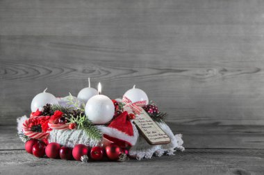 Noel dekorasyon: yanan bir mum ile ilk gelişi.