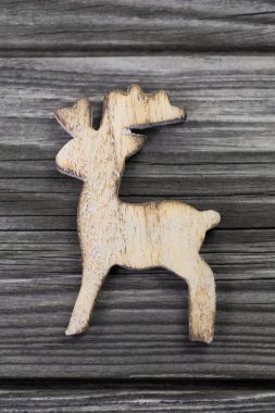 ahşap Ren geyiği gri arka plan üzerinde Noel için rakam..