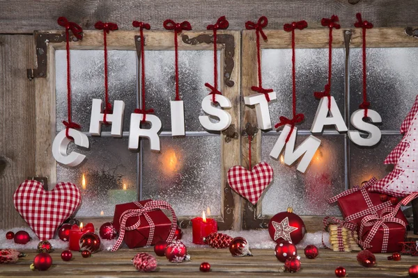 Decoración navideña de estilo rústico en rojo, blanco y madera en un —  Fotos de Stock