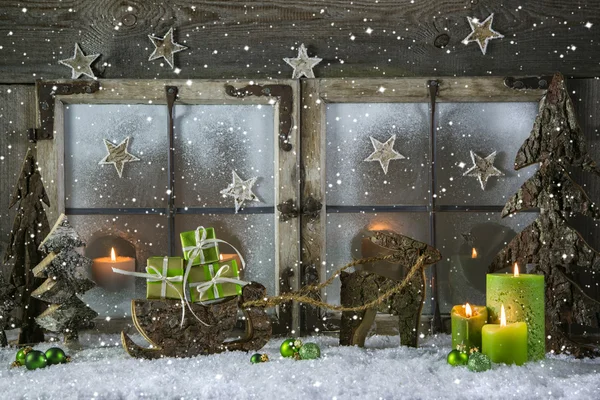 Natürliche Weihnachtsdekoration aus Holz mit Kerzen und grünen Präsen — Stockfoto