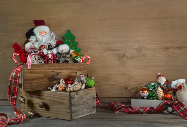 Antigua decoración de Navidad colorida con santa sobre fondo de madera — Foto de Stock