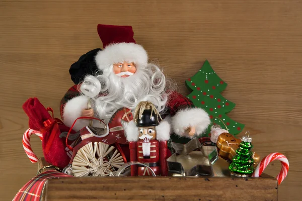 Decoración de Navidad clásica con santa en rojo, blanco y verde . — Foto de Stock