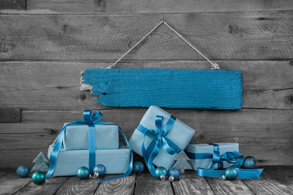 Hintergrund: Weihnachtsgutschein oder Gutschein mit Geschenken in türkis — Stockfoto