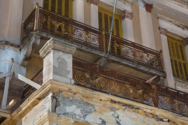 Stary uszkodzony balkon na stary dom z rdzy i zniszczony. — Zdjęcie stockowe