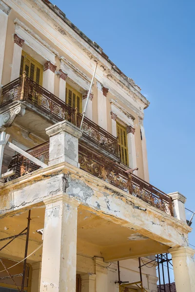 Antiguo balcón roto en una casa vieja con óxido y arruinado . —  Fotos de Stock