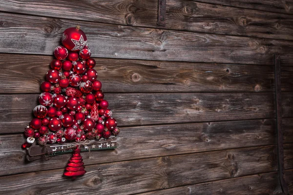 Houten oude Kerstmis achtergrond met een rode boom van ballen. — Stockfoto