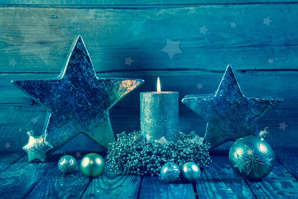 Eerste advent: één brandende gouden kaars op een houten achtergrond. — Stockfoto