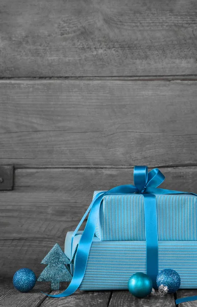 Fond de Noël gris en bois avec cadeaux en bleu ou turquo — Photo