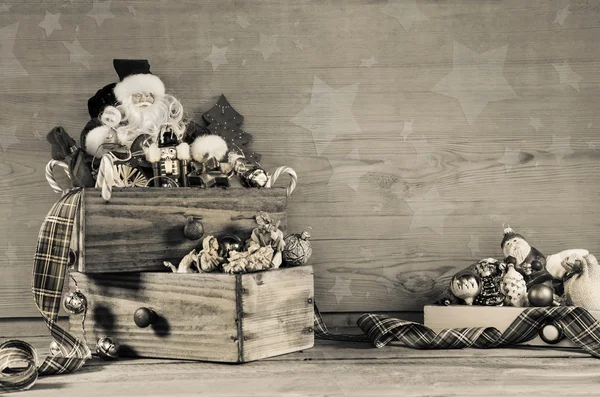 Shabby chic-trä grå jul bakgrund med santa dekoration — Stockfoto