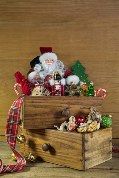 Vintage Weihnachtsdekoration mit Weihnachtsmann und Holz. — Stockfoto