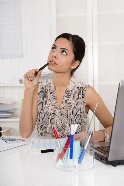 Ledsen, fundersam och drömmer ung kvinna som sitter på kontoret. — Stockfoto